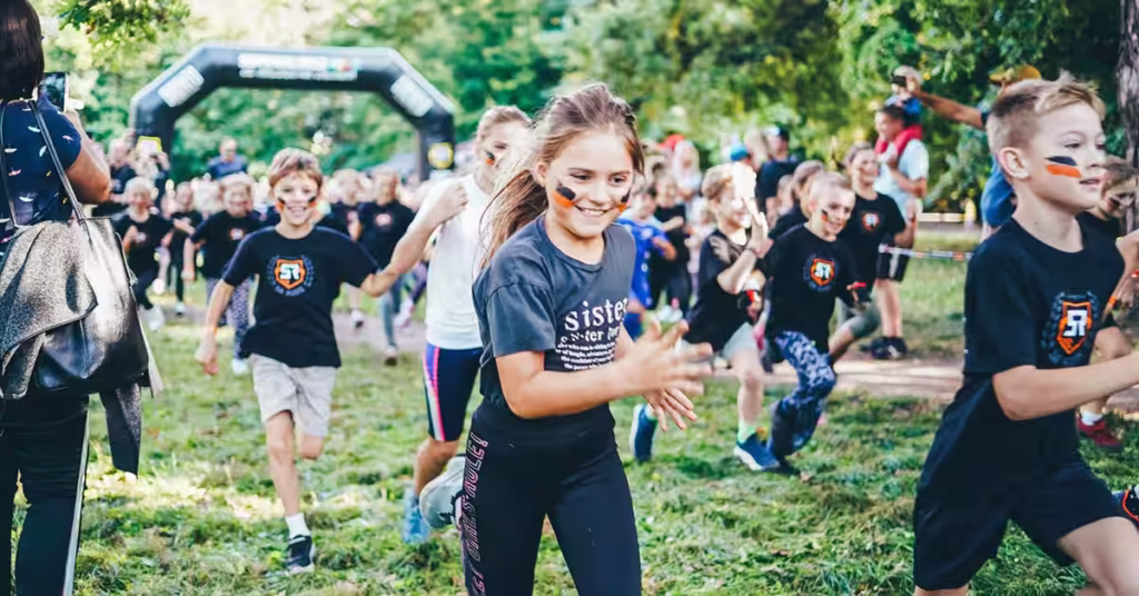 Atrakcje dla dzieci Lublin – dzieci pokonujące przeszkody na Survival Race KIDS Lublin.